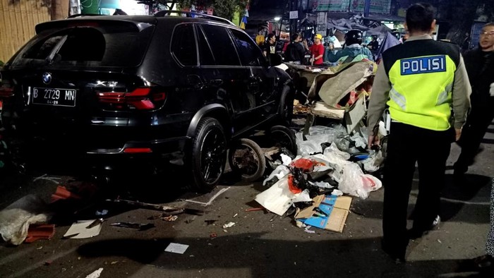 Kecelakaan BMW tabrak becak dan gerobak di Bandung