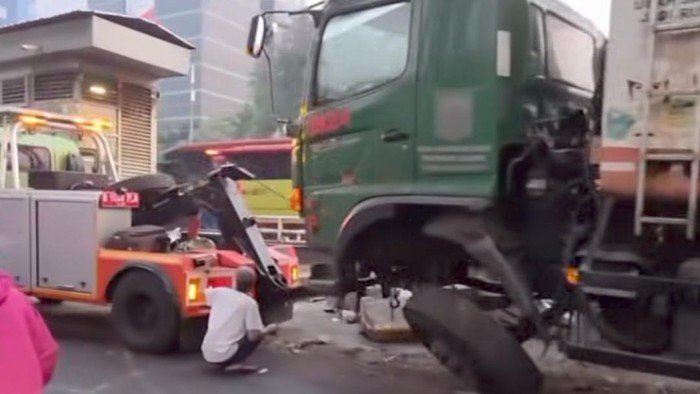 Kecelakaan truk sampah di Jalan MT Haryono, Jakarta Selatan. (dok.tangkapan layar medsos)