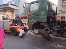 Truk Tabrak Separator Busway Koridor 9, Lalin Jalan MT Haryono Tersendat