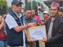 Wamensos Serahkan Santunan kepada Ahli Waris Korban Gempa Manggarai