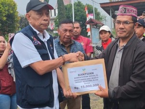 Wamensos Serahkan Santunan kepada Ahli Waris Korban Gempa Manggarai