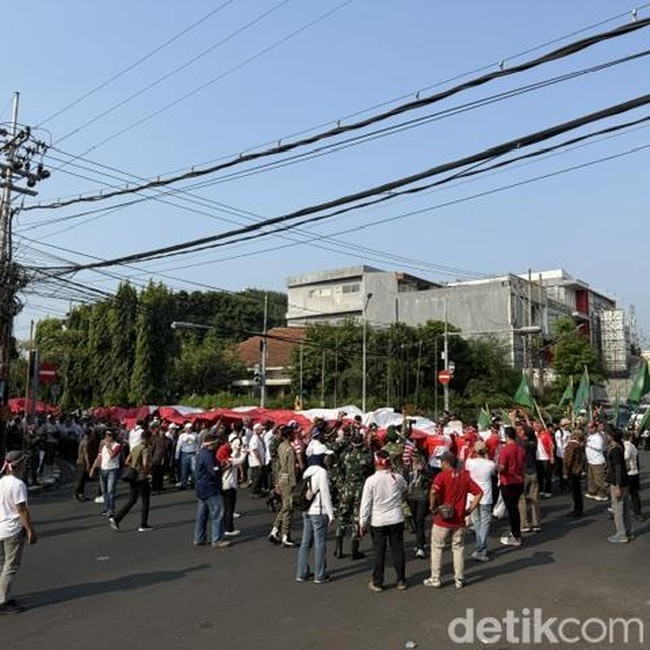 Kirab Bendera Merah Putih Raksasa oleh Ribuan Pemuda di Kota Kediri