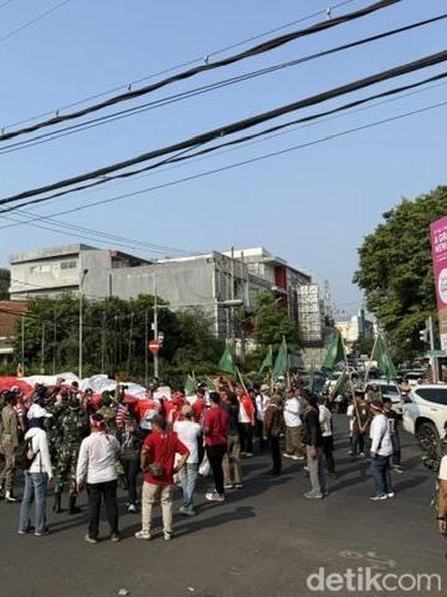 Kirab Bendera Merah Putih Raksasa oleh Ribuan Pemuda di Kota Kediri