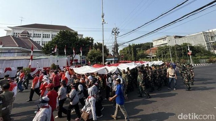 Sebanyak 1.147 pemuda di Kota Kediri mengarak bendera Merah Putih berukuran 40x60 meter menuju Gunung Klotok untuk memperingati HUT ke-81 RI.