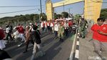 Kirab Bendera Merah Putih Raksasa oleh Ribuan Pemuda di Kota Kediri