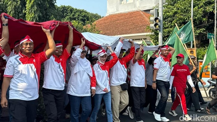 Sebanyak 1.147 pemuda di Kota Kediri mengarak bendera Merah Putih berukuran 40x60 meter menuju Gunung Klotok untuk memperingati HUT ke-81 RI.