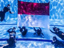 Sambut HUT RI, 15 Freediver Tarakan Kibarkan Merah Putih di Dasar Kolam
