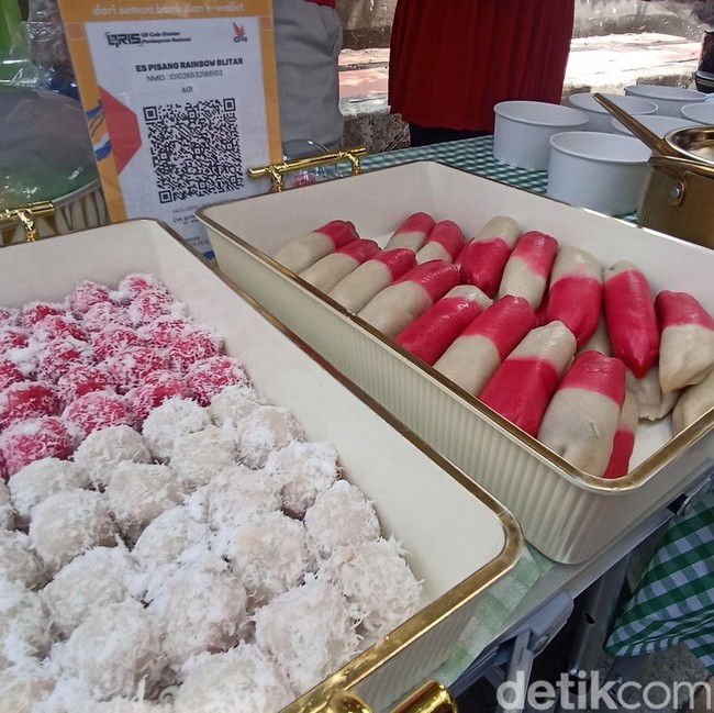 Foto: Kreativitas Pedagang Blitar Jual Es Pisang Merah Putih Jelang HUT RI