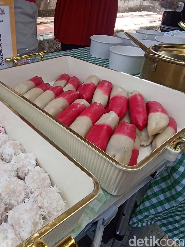 Foto: Kreativitas Pedagang Blitar Jual Es Pisang Merah Putih Jelang HUT RI
