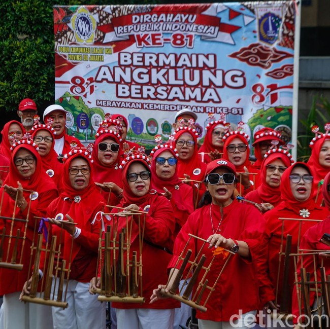 Lansia Tak Kalah Semangat, Angklung Meriahkan CFD Jakarta Jelang HUT RI
