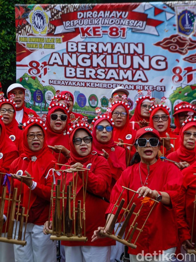 Lansia Tak Kalah Semangat, Angklung Meriahkan CFD Jakarta Jelang HUT RI