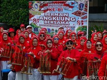 Lansia Tak Kalah Semangat, Angklung Meriahkan CFD Jakarta Jelang HUT RI
