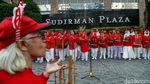 Lansia Tak Kalah Semangat, Angklung Meriahkan CFD Jakarta Jelang HUT RI