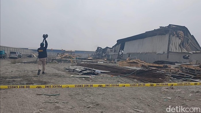 Lokasi kebakaran gudang limbah dipasang garis polisi  saat tim Labfor melakukan olah TKP.