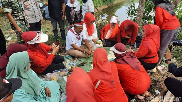 Lomba ngaliwet di Tasikmalaya. Lomba ngaliwet di Tasikmalaya.