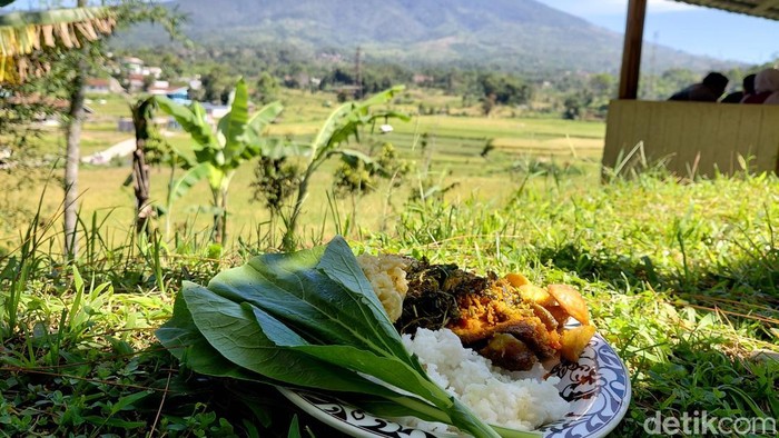 Makan berlatar Gunung Cikuray Garut