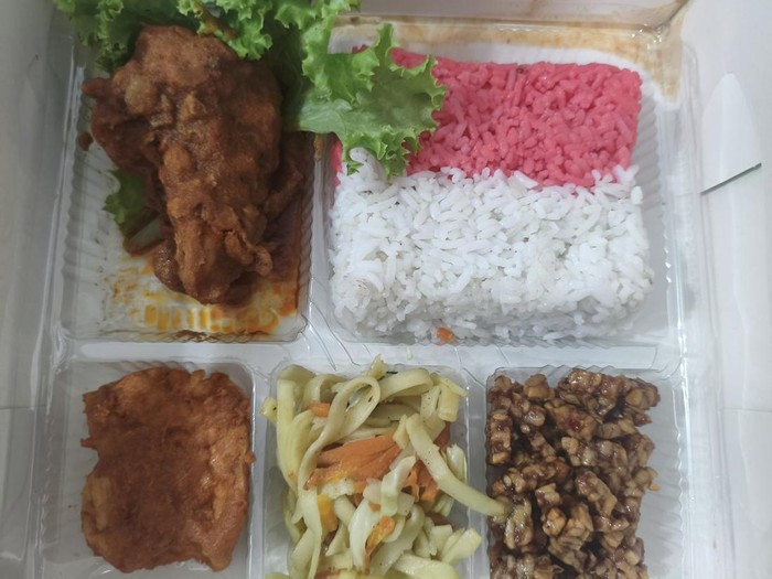 Warga Dusun Simorejo, Desa Kesambi, Kecamatan Porong, Sidoarjo gelar malam tirakatan 17 Agustus dengan nasi merah putih