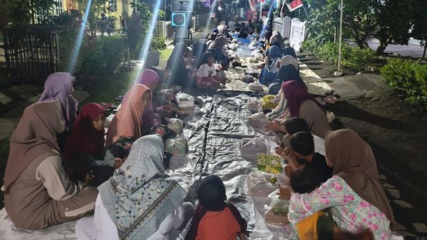Malam tirakatan di Sidoarjo Warga Dusun Simorejo, Desa Kesambi, Kecamatan Porong, Sidoarjo gelar malam tirakatan 17 Agustus dengan nasi merah putih