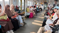 Siapa Takut Baca Buku di MRT?