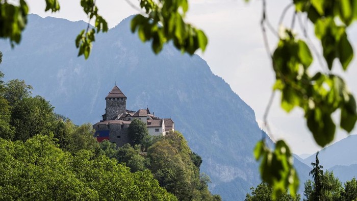 Kastil Vaduz berdiri megah di atas perbukitan yang menghadap Kota Vaduz, Liechtenstein. Bangunan bersejarah tersebut menjadi salah satu ikon yang paling dikenal dari negara kecil di kawasan Eropa tersebut. REUTERS/Romina Amato
