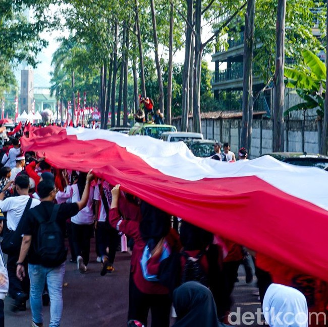 Meriah Jelang HUT RI, Bendera Merah Putih 81 Meter Diarak Ribuan Warga Tangerang