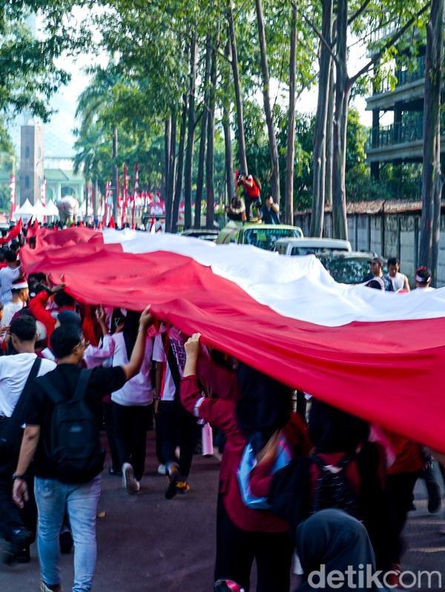 Meriah Jelang HUT RI, Bendera Merah Putih 81 Meter Diarak Ribuan Warga Tangerang