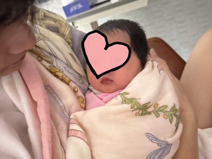 Meyden melahirkan anak pertama