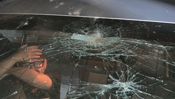 Mobil salah satu artis dalam acara musik di Pekalongan rusak lantaran kericuhan penonton tak bertiket, Sabtu (15/8/2026).