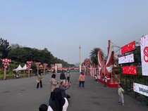 Monas Bersolek Jelang Perayaan HUT Ke-81 RI, Warga Antusias Foto-foto