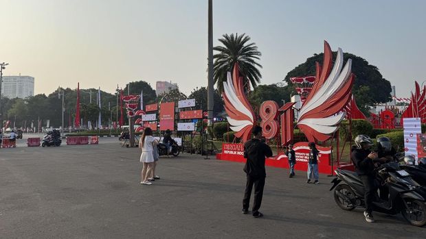 Dekorasi di Monas jelang HUT Kemerdekaan RI ke-81.