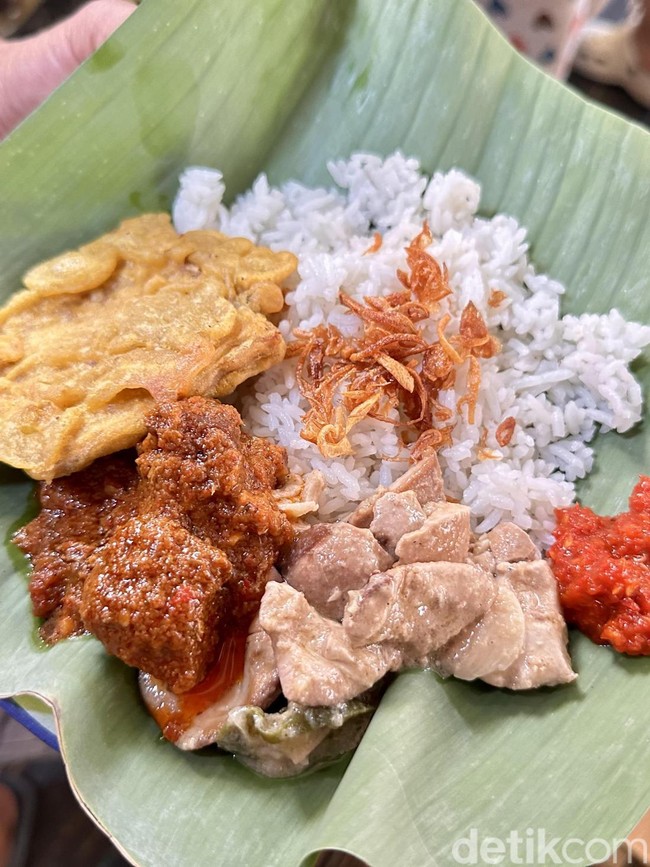 Nasi Uduk Sejak 1890 di Bogor Ini Punya Lauk Unik, Ada Picung dan Torpedo