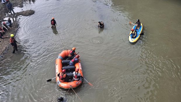 Operasi pencarian ASN Bogor nan hanyut di Sungai Cisadane (Solihin/detikcom)