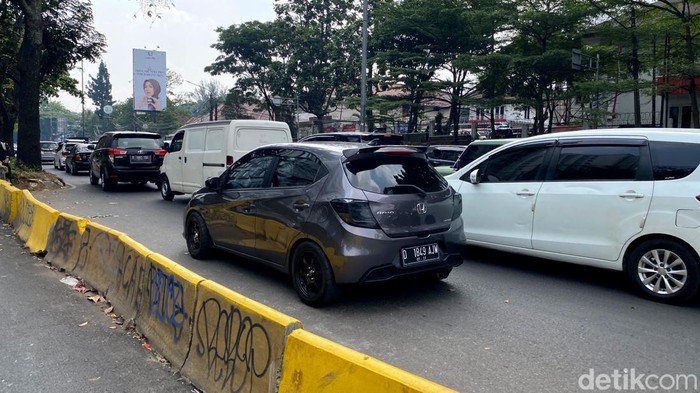 Pantauan arus lalu lintas di Jalan Surapati, Kota Bandung