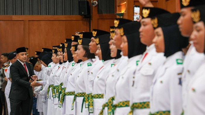 Wali Kota Eri Cahyadi usai mengukukuhkan Paskibraka Surabaya