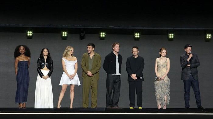 (Kiri ke kanan) Maya Boyd, Inde Navarrette, Samara Weaving, Christopher Abbott, Kit Connor, Jake Schreier, Sadie Sink, dan Kevin Feige, Presiden Marvel Studios, berbicara di atas panggung dalam acara Disney Entertainment Showcase di D23: The Ultimate Disney Fan Event pada 14 Agustus 2026 di Anaheim, California.