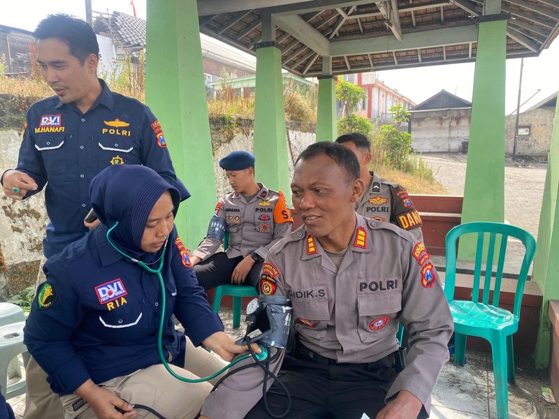 Pemeriksaan keseharian Polres Probolinggo Tim Dokkes Polres Probolinggo memeriksa kondisi kesehatan personel pengamanan Gunung Bromo usai terlibat dalam penanganan kebakaran hutan dan lahan (karhutla).
