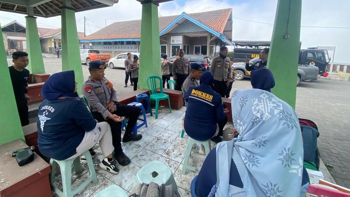 Tim Dokkes Polres Probolinggo memeriksa kondisi kesehatan personel pengamanan Gunung Bromo usai terlibat dalam penanganan kebakaran hutan dan lahan (karhutla).
