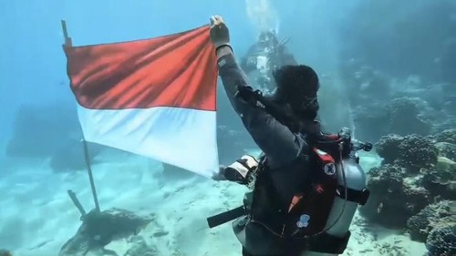 Pengibaran bendera merah putih di laut Nusa Lembongan oleh anggota Polsek Nusa Penida, di Kecamatan Nusa Penida, Klungkung, Bali. (Dok. Polsek Nusa Penida).