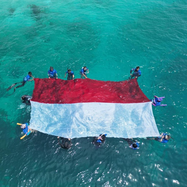 Kala Merah Putih Berkibar di Bawah Laut Maratua