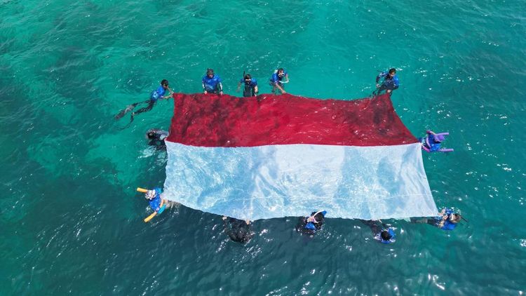 Kala Merah Putih Berkibar di Bawah Laut Maratua