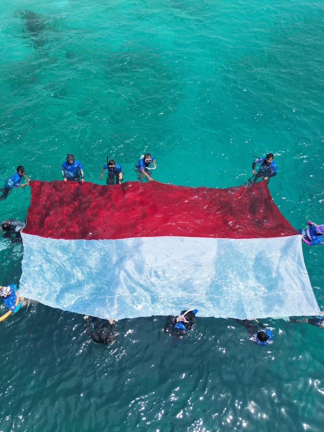 Kala Merah Putih Berkibar di Bawah Laut Maratua