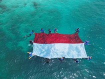 Kala Merah Putih Berkibar di Bawah Laut Maratua