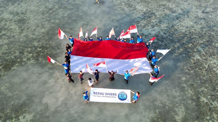 Pengibaran Merah Putih di bawah laut Maratua dan penanaman kembali terumbu karang yang rusak.