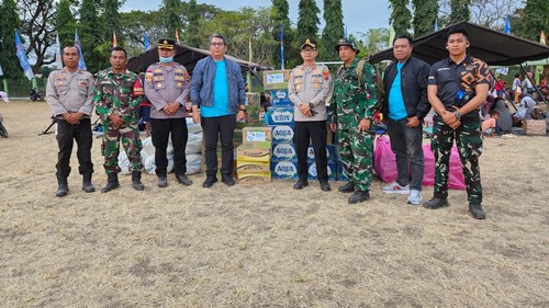 Penyaluran bantuan dari BRI untuk warga Flores yang terdampak gempa. Bantuan yang diserahkan seperti makanan, air mineral, hingga obat-obatan.