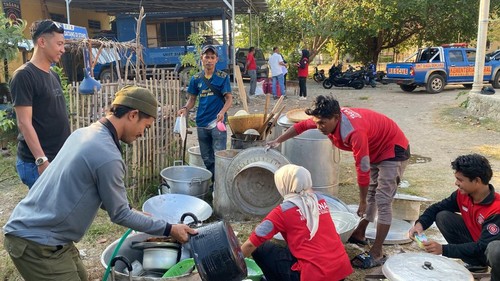 Peralatan memasak yang dibawa Tagana Pemkab Bima ke lokasi gempa di Nagekeo, NTT, Minggu (16/8/2026). (Dok. Pemkab Bima)