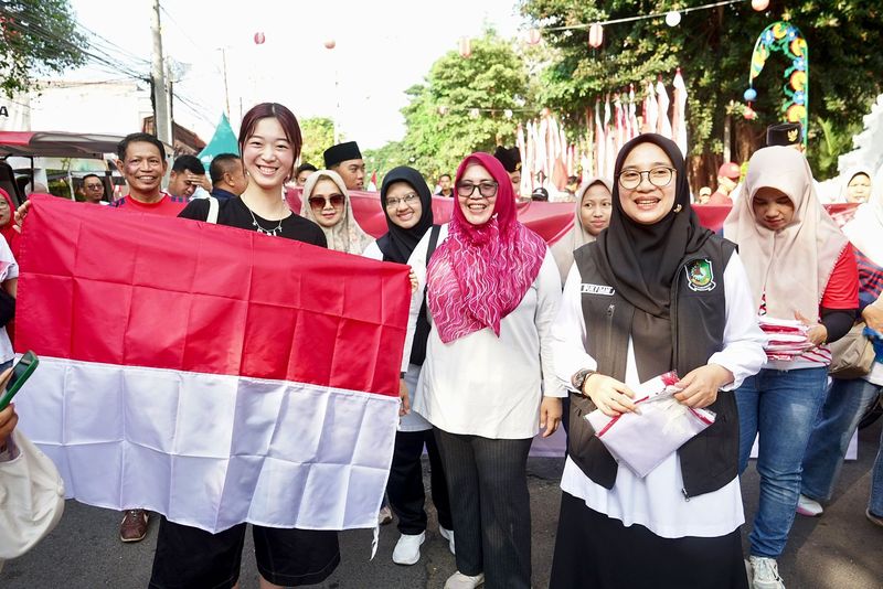 Perayaan HUT RI Banyuwangi Semarakkan HUT RI, Bupati Ipuk dan ASN Banyuwangi Bagikan Bendera Merah Putih Gratis