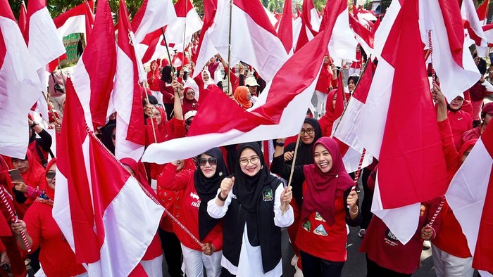 Semarakkan HUT RI, Bupati Ipuk dan ASN Banyuwangi Bagikan Bendera Merah Putih Gratis
