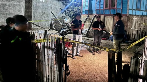 Polisi melakukan olah TKP dalam kasus pembacokan sesama sopir di Desa Rupe, Kecamatan Langgudu, Kabupaten Bima, NTB pada Sabtu (16/8/2026) dinihari. (Dok. Polres Bima Kota)