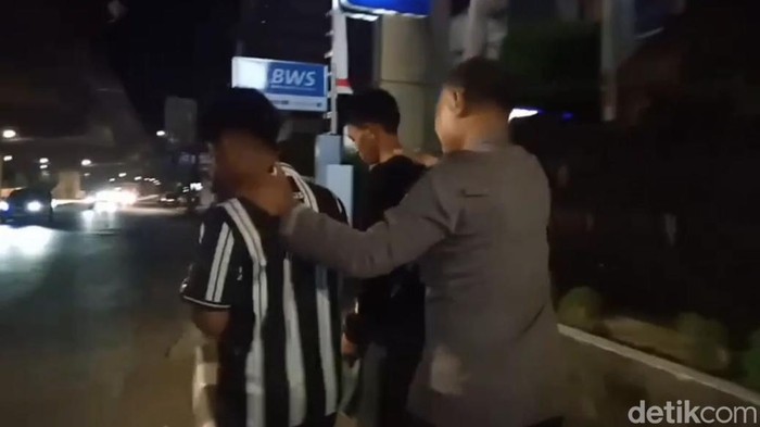 Polisi menangkap 2 remaja berinisial FA (15) dan FI (16) yang diduga anggota geng motor di Makassar.