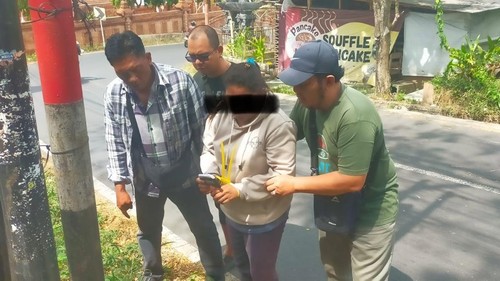Polisi menggelandang perempuan inisial MLM, pencuri emas majikan senilai Rp 50 juta di Kecamatan Kediri Tabanan. (Dok. Polres Tabanan)
